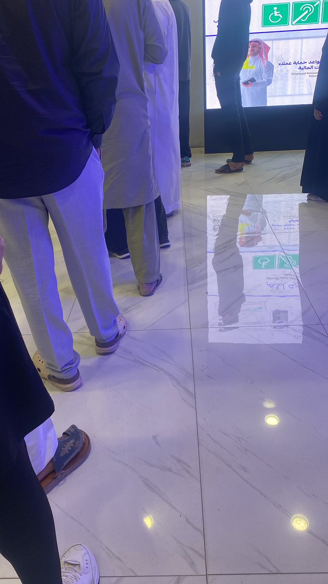 mohssen2015's tweet photo. @alrajhibank 
اتقوا الله فينا 
جميع فروعكم في العزيزيه والدار البيضاء والشفا (الرياض )  
مافيها ايداع علماً ان اليوم دوام رسمي 
زحمه مبالغ فيها على جميع الفروع 
حاطين 10 مكائن الي شغال فيهم واحده 
تكفوووون شووووفوا لنا حل 
@SAMA_GOV https://t.co/MS0cvs2mCZ