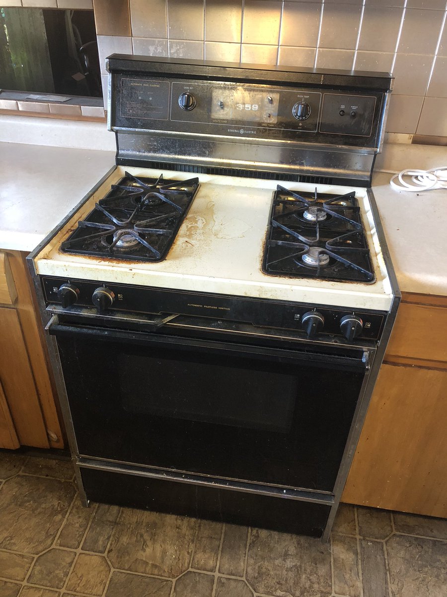 LadyJuxta's tweet photo. Today, we say goodbye to the stove top oven that kept on working until it can’t no more. https://t.co/tyyyrk7baa