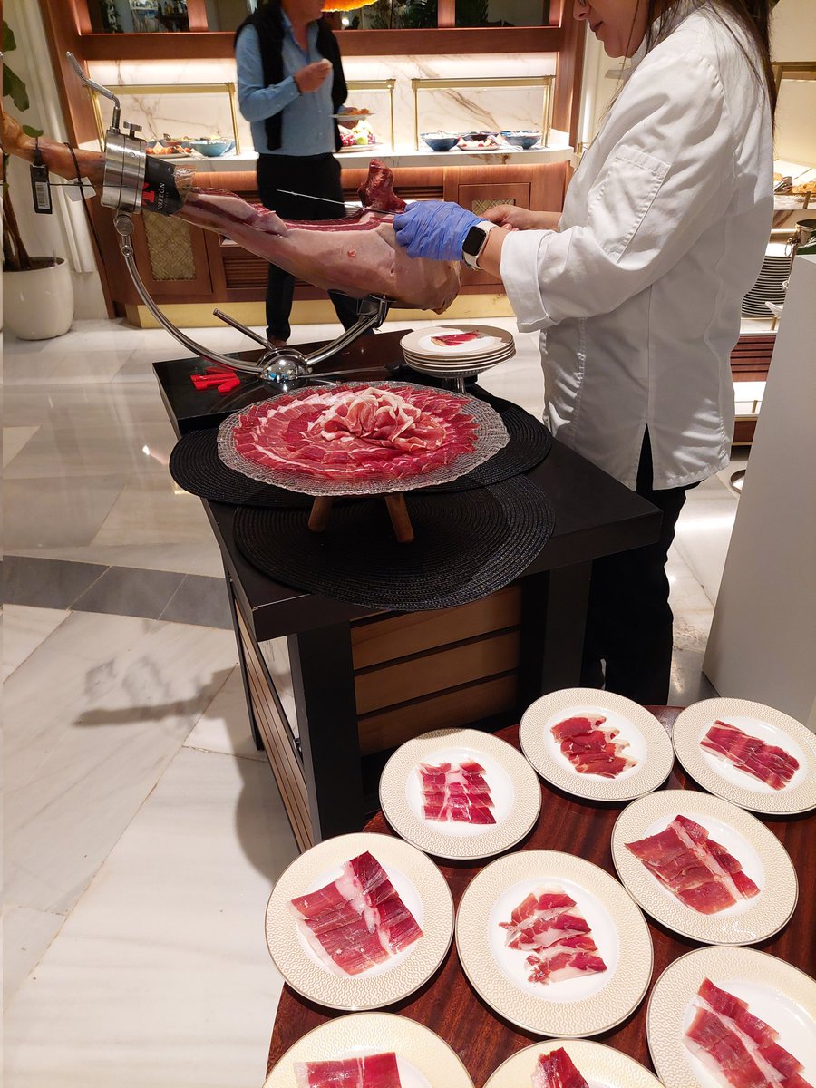 Yu10909769's tweet photo. マドリード🇪🇸
ザパレスラグジュアリーコレクション

朝食は輝くステンドグラスの下で✨️

原木から切りたてのイベリコハム、芳醇なチーズ•••幸せです☺️ https://t.co/8xJXW1wiJu