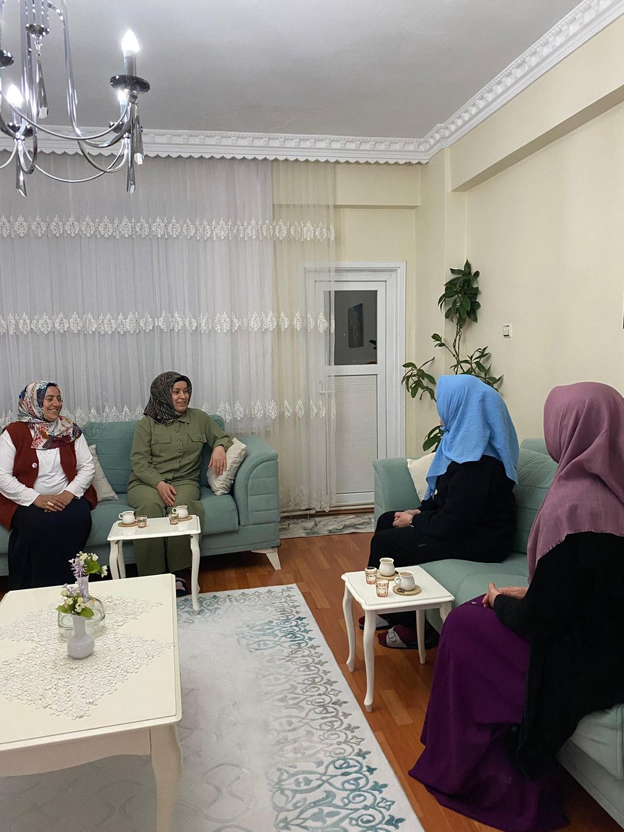 Kadın Kolları Başkanımız <a href="/Sevdacicek25/">Sevda Çiçek</a> ve yönetimiyle birlikte iftar sonrası hane ziyaretlerimizi gerçekleştirdik. Bir fincan kahve eşliğinde gönül köprüleri kurmaya devam ediyoruz. Misafirperverlikleri için teşekkür ederiz. ☕🌙
 <a href="/tugbaisikercan/">Tuğba IŞIK ERCAN</a> <a href="/ArvasAbdulahat/">Abdulahat Arvas</a> <a href="/zerrin_alpaslan/">Zerrin Alpaslan</a>