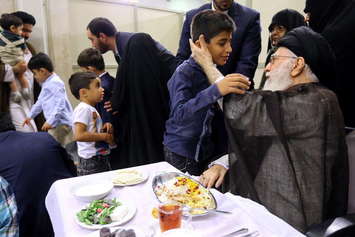 galluzzilucio's tweet image. 🔴 #IRAN SOTTO ATTACCO
#SAPEVATELO
#Khamenei, "amava" moltissimo i bambini, in modo totale.
Non solo dal punto di vista "passionale", ma anche vitale.
Il turbantato era da tempo malato di una forma leucemica che nelle recrudescenze lo riduceva in fin di 
1/