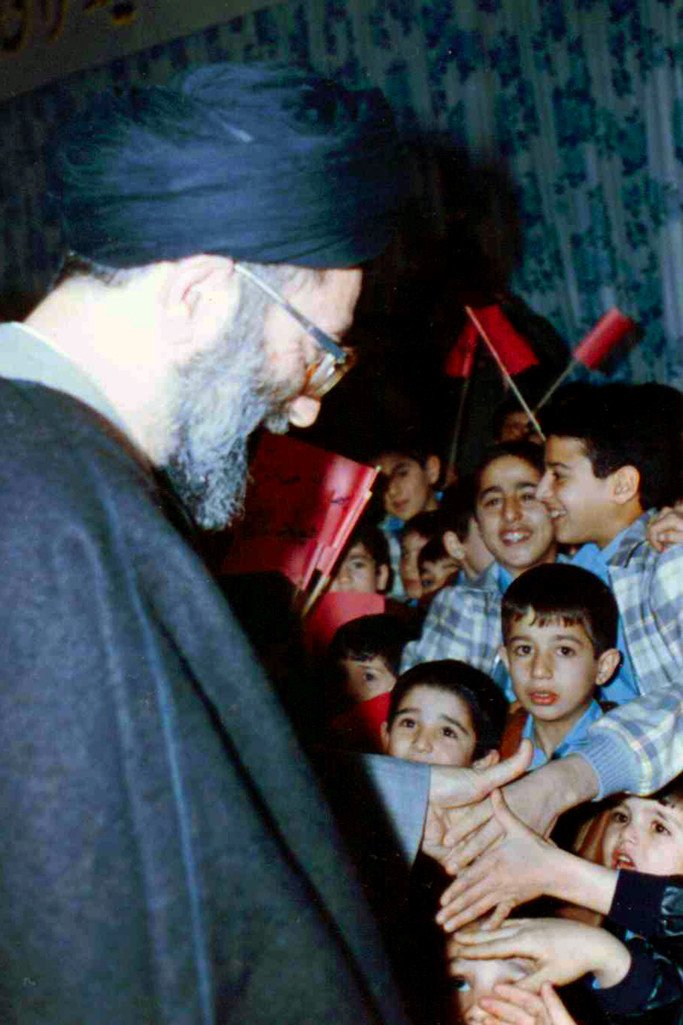 galluzzilucio's tweet image. 🔴 #IRAN SOTTO ATTACCO
#SAPEVATELO
#Khamenei, "amava" moltissimo i bambini, in modo totale.
Non solo dal punto di vista "passionale", ma anche vitale.
Il turbantato era da tempo malato di una forma leucemica che nelle recrudescenze lo riduceva in fin di 
1/