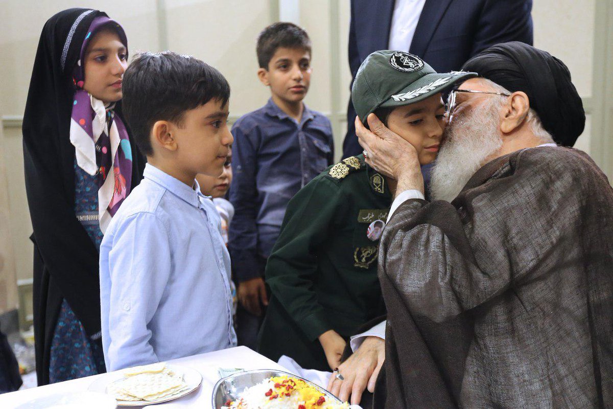 galluzzilucio's tweet image. 🔴 #IRAN SOTTO ATTACCO
#SAPEVATELO
#Khamenei, "amava" moltissimo i bambini, in modo totale.
Non solo dal punto di vista "passionale", ma anche vitale.
Il turbantato era da tempo malato di una forma leucemica che nelle recrudescenze lo riduceva in fin di 
1/