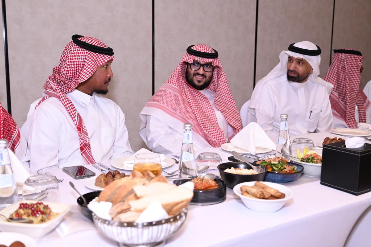 HRSD_SA's tweet photo. خلال زيارته لمنطقة #مكة_المكرمة، شارك معالي @Ahmed_S_Alrajhi في الإفطار الجماعي للأيتام، كما زار دار الحضانة الاجتماعية بمحافظة #جدة، واطّلع على الخدمات والبرامج المقدّمة؛ تعزيزًا لجودة الرعاية ودعمًا للمستفيدين. https://t.co/MMZYbxOOgU