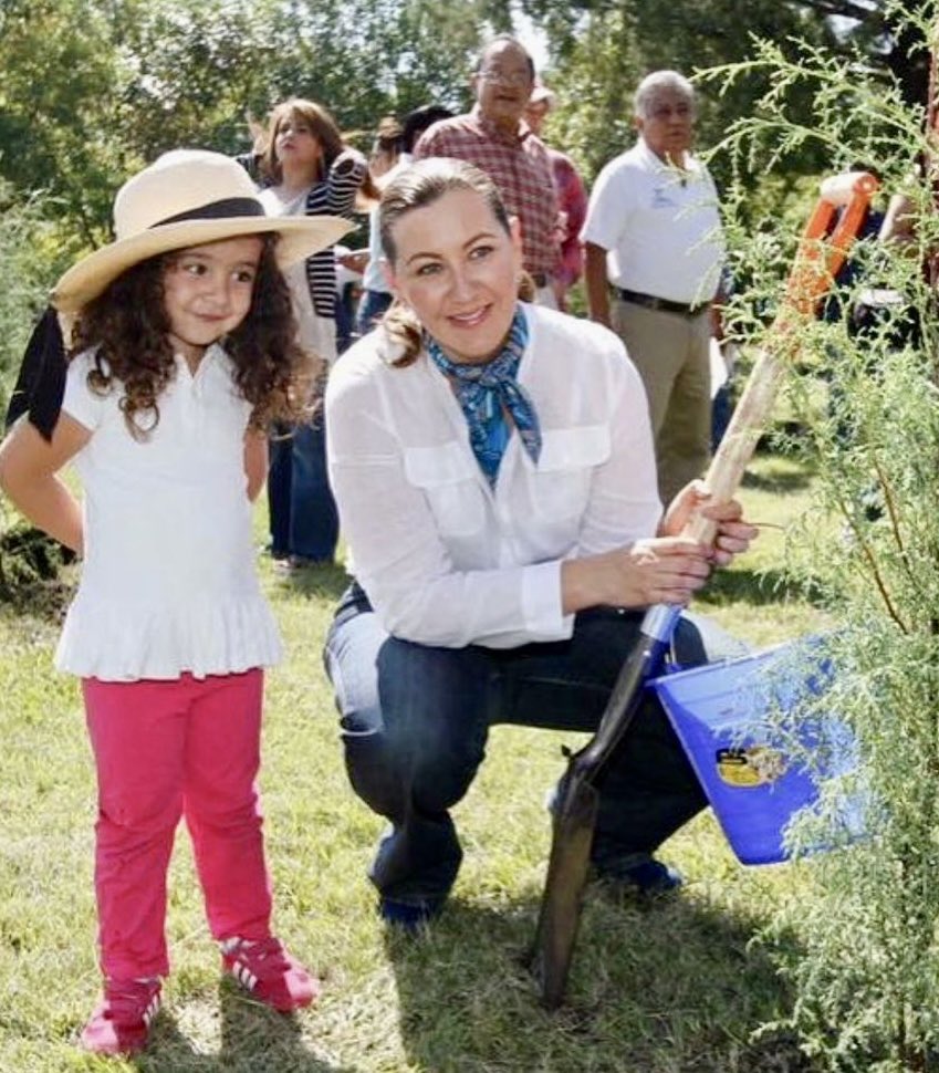 JcahhJuan's tweet photo. Recuerdo de niño cuando se plantaron los árboles del Parque Juárez! Recuerdo a mi hermana enseñando a mi hija a plantar árboles en el parque ecológico ! Y me imagino a infinidad de gente con experiencias similares al disfrutar esos parques, esas sombras y esos momentos! También eso se termina con la muerte de un árbol 🌳 Hay soluciones! Hay opciones! Hay que replantear el proyecto sin afectar el entorno. @AssenetLavalle @escajos @Gob_Puebla @PueblaAyto es solo una petición ciudadana!