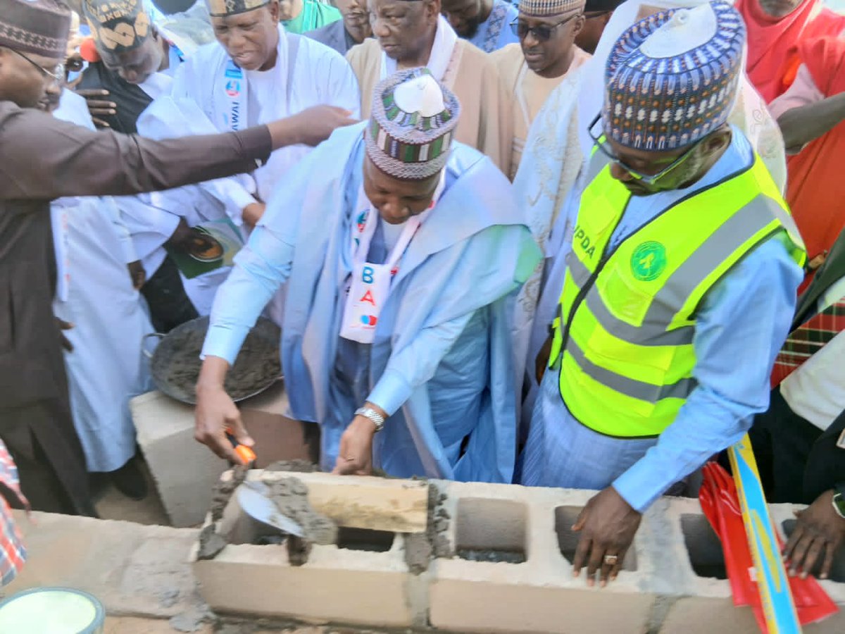 Usmankumo361006's tweet photo. Hon. Mahmood Yusuf (DG JPDA Gombe) leads "DADIN KOWA" —Gov Inuwa Yahaya's initiative transforming local governance in Gombe State.
✅ Transparency
✅ Fair resource mgt
✅ Training local officials
Inspired by Lagos model.
A new era for Gombe! 🚀
#Gombe #DadinKowa #JPDA https://t.co/pGIkCQdCtG