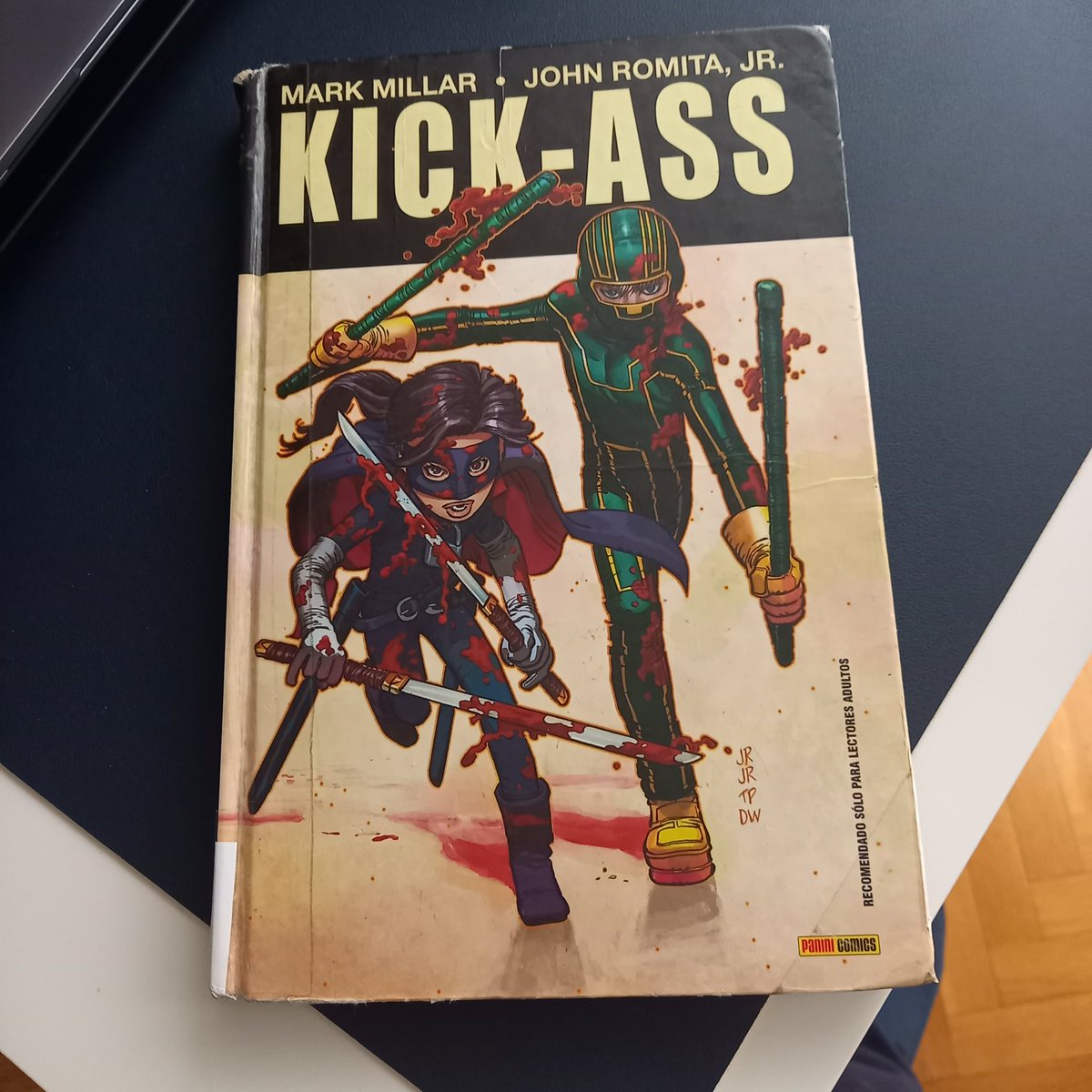 Me leí "Kick-ass" de Mark Millar y John Romita Jr. Un comic excesivo ultra violento. Vi la película en su momento y me pareció "graciosa" dentro de lo que era. Este #comic no me lo has parecido tanto.
#libro