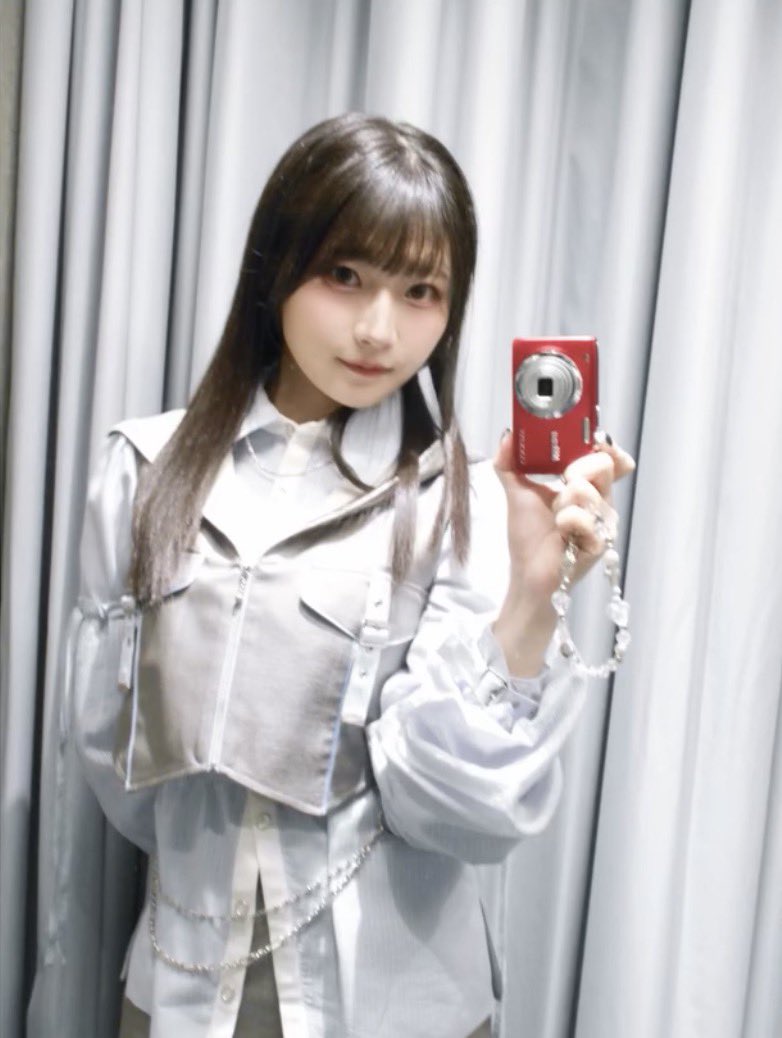 We got digicam selfies from Hinapiyo on both days 💚