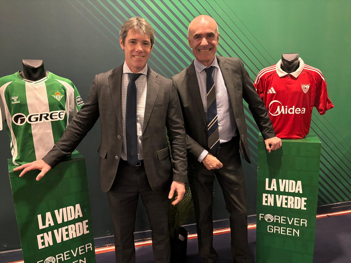 antoniomunozsev's tweet photo. El #GranDerbi terminó con empate, pero lo que nunca acaba es la pasión con la que Sevilla vive su fútbol. Enhorabuena a los dos equipos por el espectáculo y suerte en sus objetivos de esta temporada.
@guevara_dg https://t.co/SP3odAN31P