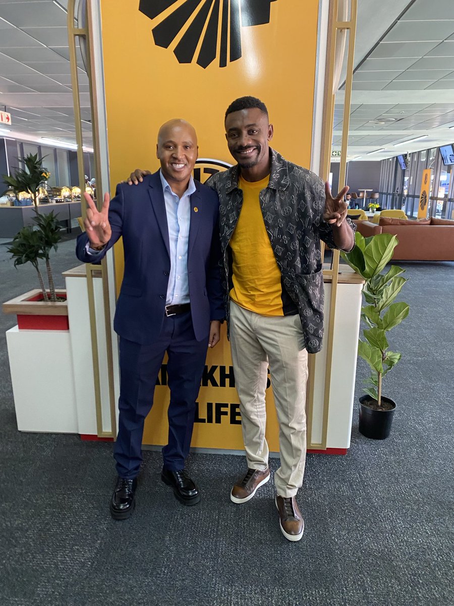 Catching up with Salomon Kalou, former Chelsea FC star and Ivorian icon, at the Soweto Derby was pure football royalty! 👑🔥

From Stamford Bridge glory to derby-day vibes, this was legendary link up and memories being made. What a moment. 💙⚽🇨🇮

Love and peace always ❤️ &amp; ✌️
