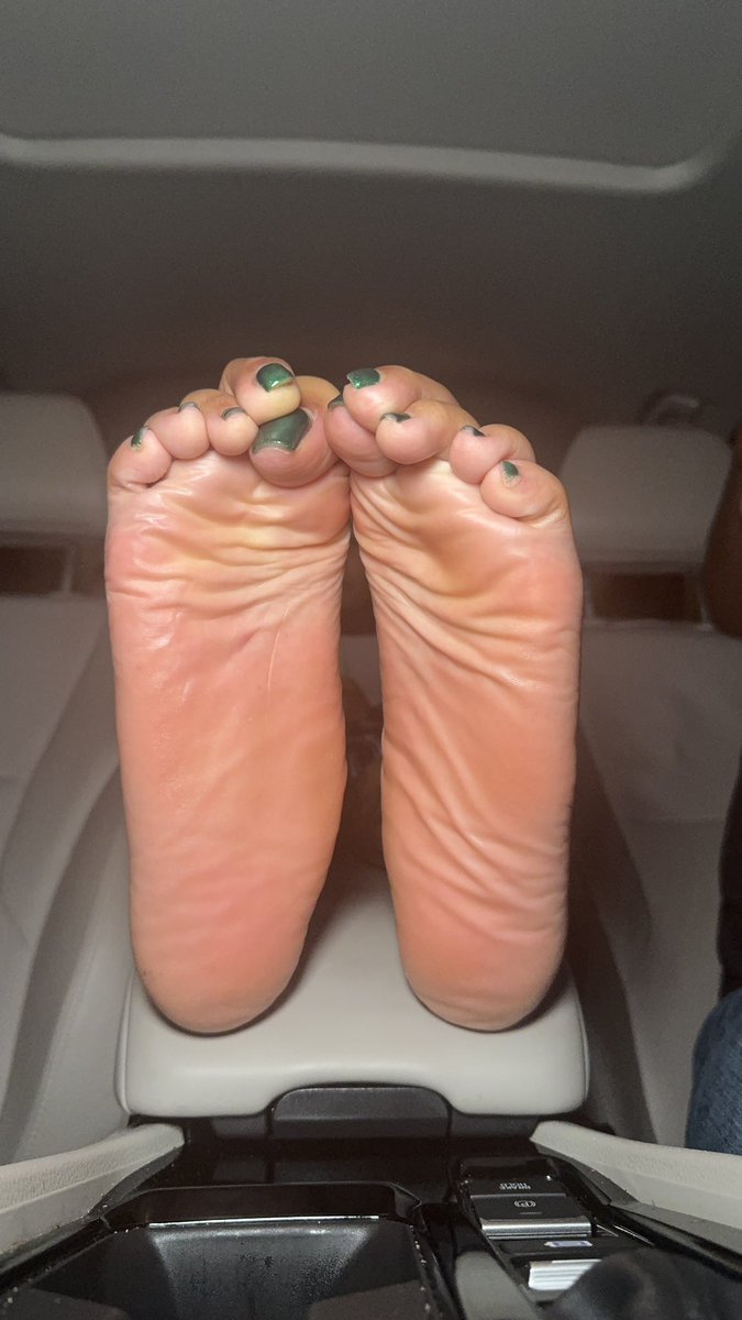 StallionSteps12's tweet photo. Welcome to my page 🤗. You’re gonna love it here! 
Shot by: @BigFeetLoverATL 
#size12s #bigfeetgirls #soles #footfetish https://t.co/XqHBUtkml8