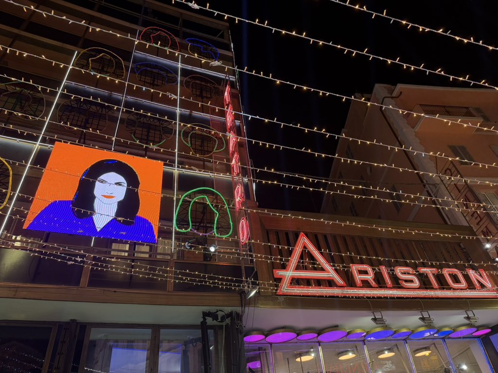 Avete scoperto Laura Pausini oggi.
Ci avete messo 33 anni.
Meglio tardi che mai.