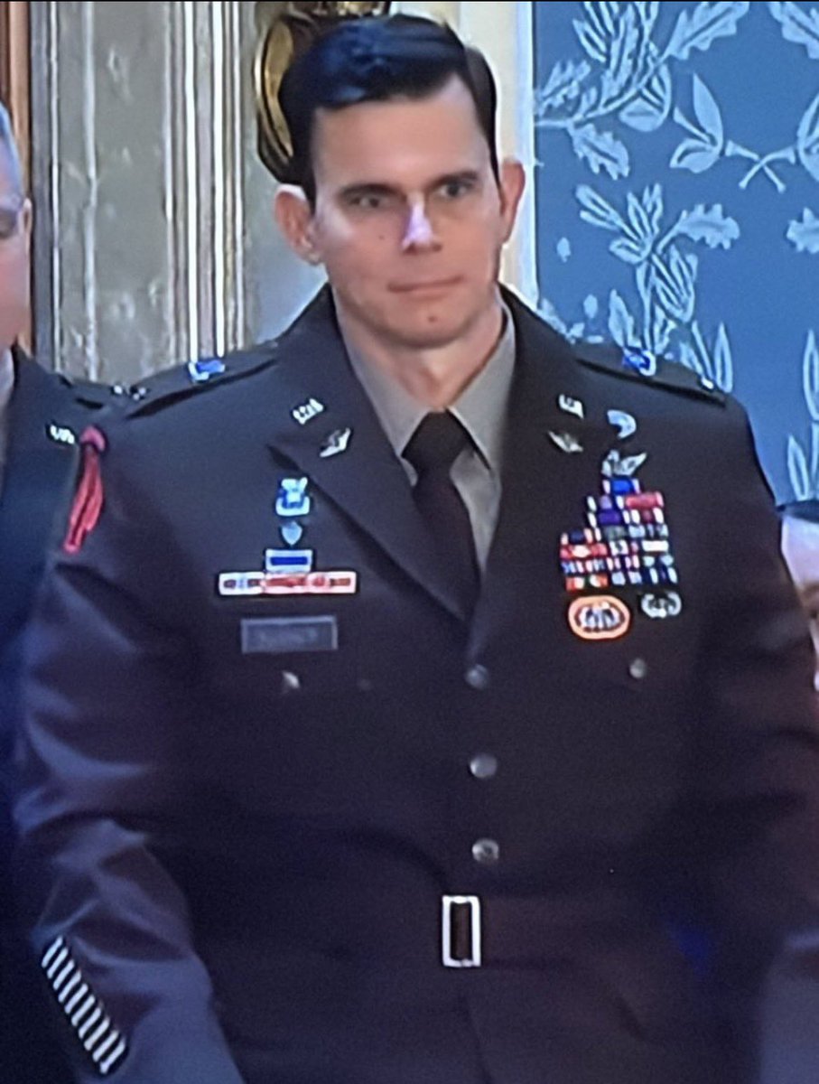 saveliges's tweet photo. Great honor to the hero of our time. #Ericslover receives the Medal of Honor @POTUS. Thank you so much Eric for your sacrifice. https://t.co/SGC7tzVlKA