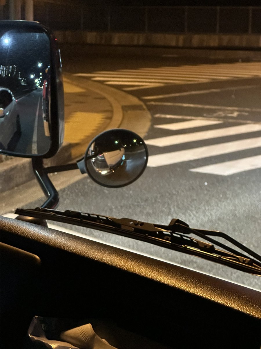 年明け客と口喧嘩　
アルファード鍵紛失
スイフト鍵紛失（見つかった）
昨日アルファードぶつけた
今日積車のライト片目になった
んー最近続くな？？
まぁシビック眺めて
気持ちを落ち着かせよう　笑