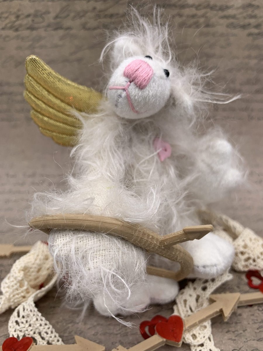 Bärino Bär Cupito 13 cm Künstlerbär Bärino Bär Cupito 13 cm Künstlerbär

Der hier angebotene Bär ist ein von mir in liebevoller Handarbeit gefertigtes Einzelstück.
Unterwegs als kleiner Amor ist er natürlich mit Pfeil und Bogen ausgestattet. Zusätzlich ...
tinyurl.com/2yatttpo