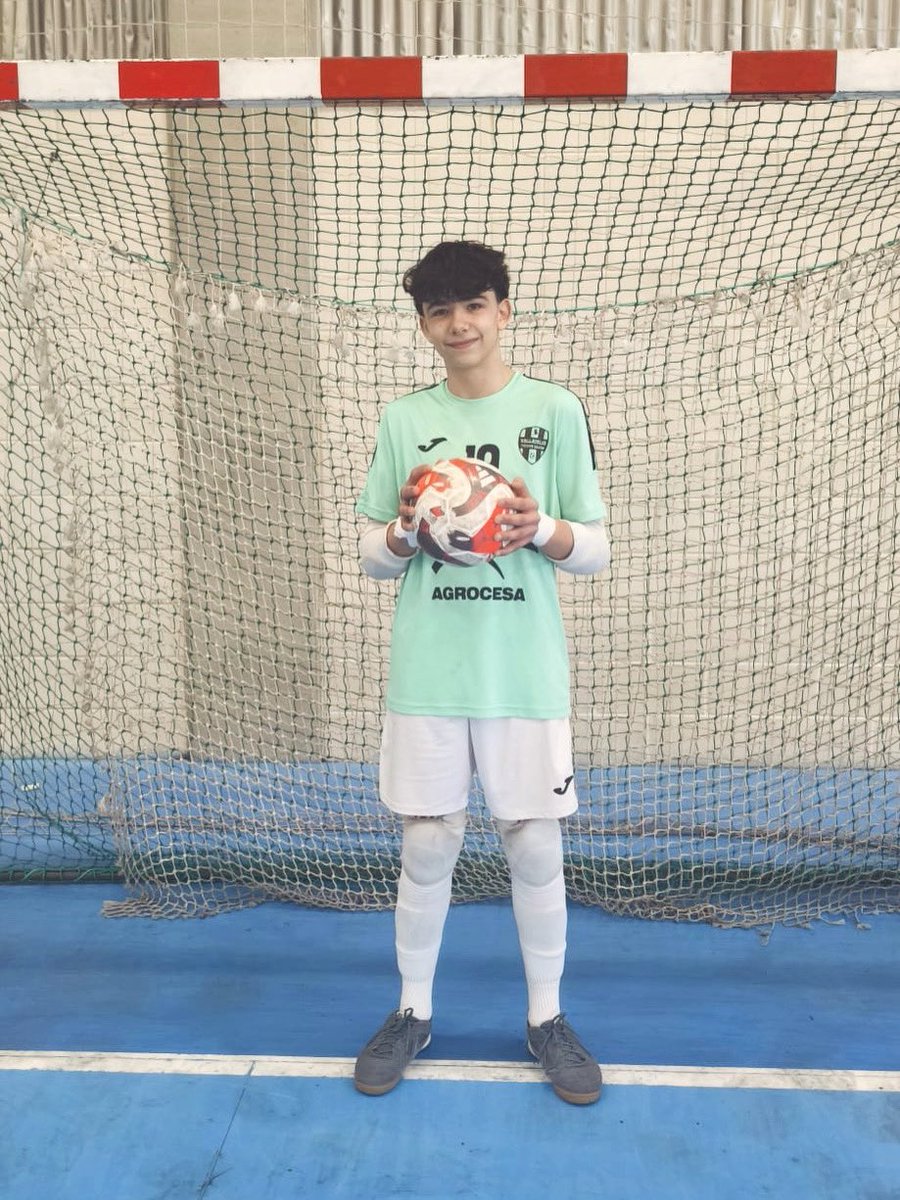 Jaime de Teresa, jugador del Cadete Regional, debutó el pasado sábado con el Juvenil División de Honor, realizando una gran actuación durante los 40 minutos. Continuamos formando jugadores…

⚽️💙#VTG #UVA
#CrecerJuntos #GanarEnEquipo
<a href="/FutSalRFEF/">Futsal RFEF</a> 
<a href="/FCyLF/">RFCYLF</a>