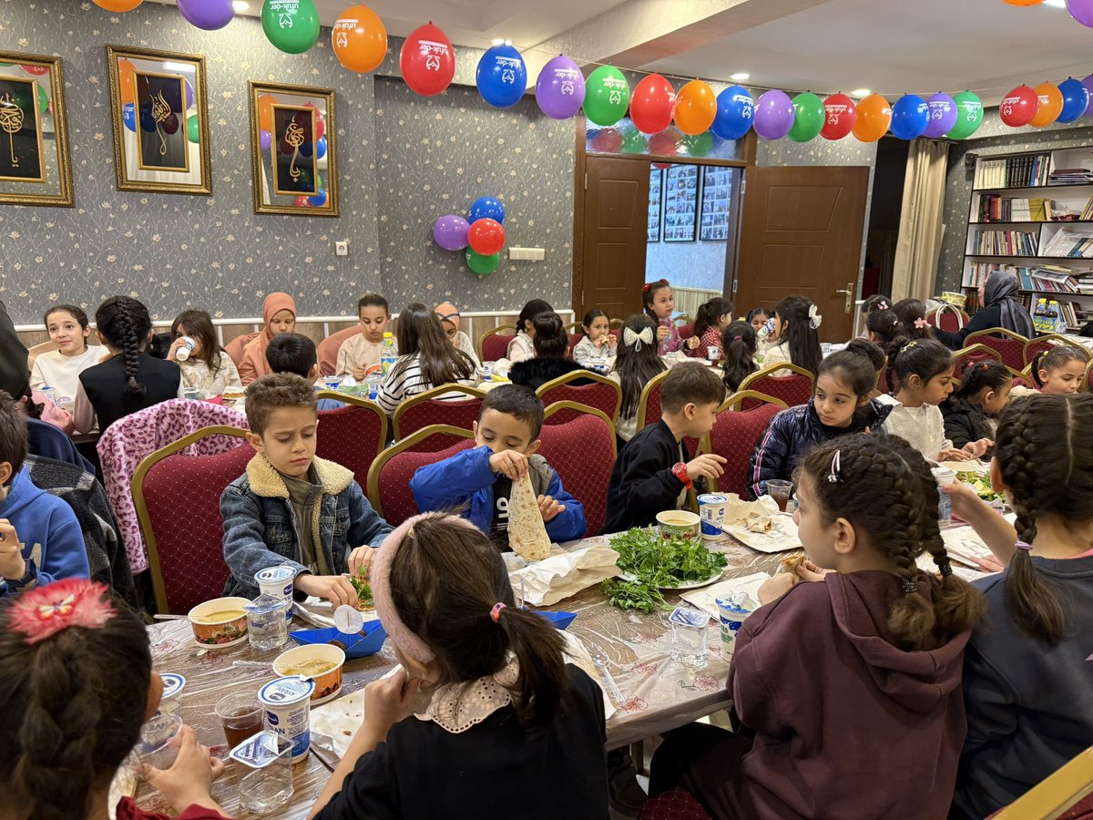 Evde Karakter Eğitimi Öğrencilerimiz ile İftarda buluştuk 🌙

Minik kalplerle aynı sofrada buluşmanın mutluluğunu yaşadık. Paylaşmayı, beklemeyi, dua etmeyi ve birlikte “amin” demeyi öğrenen yavrularımız, Ramazan’ın bereketini en saf halleriyle bizlere hissettirdiler.