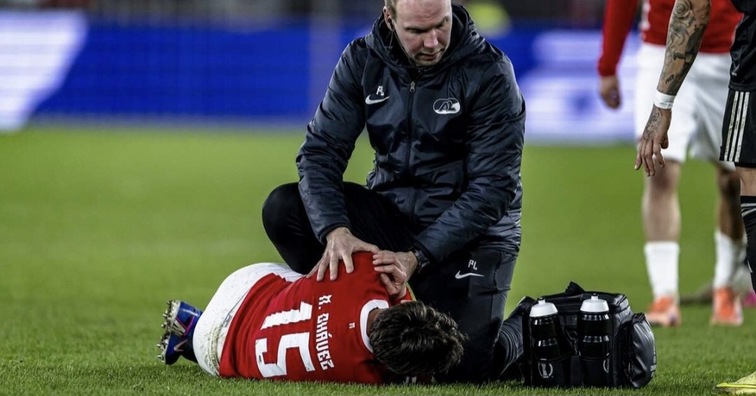 ExtraKlasseAZ's tweet photo. De volgende blessure:
Mateo Chávez zal weken niet beschikbaar zijn.
Schouderblessure.
Deze club is echt diep en diep ziek🥴
#urAZ https://t.co/Pj7RqftQnD