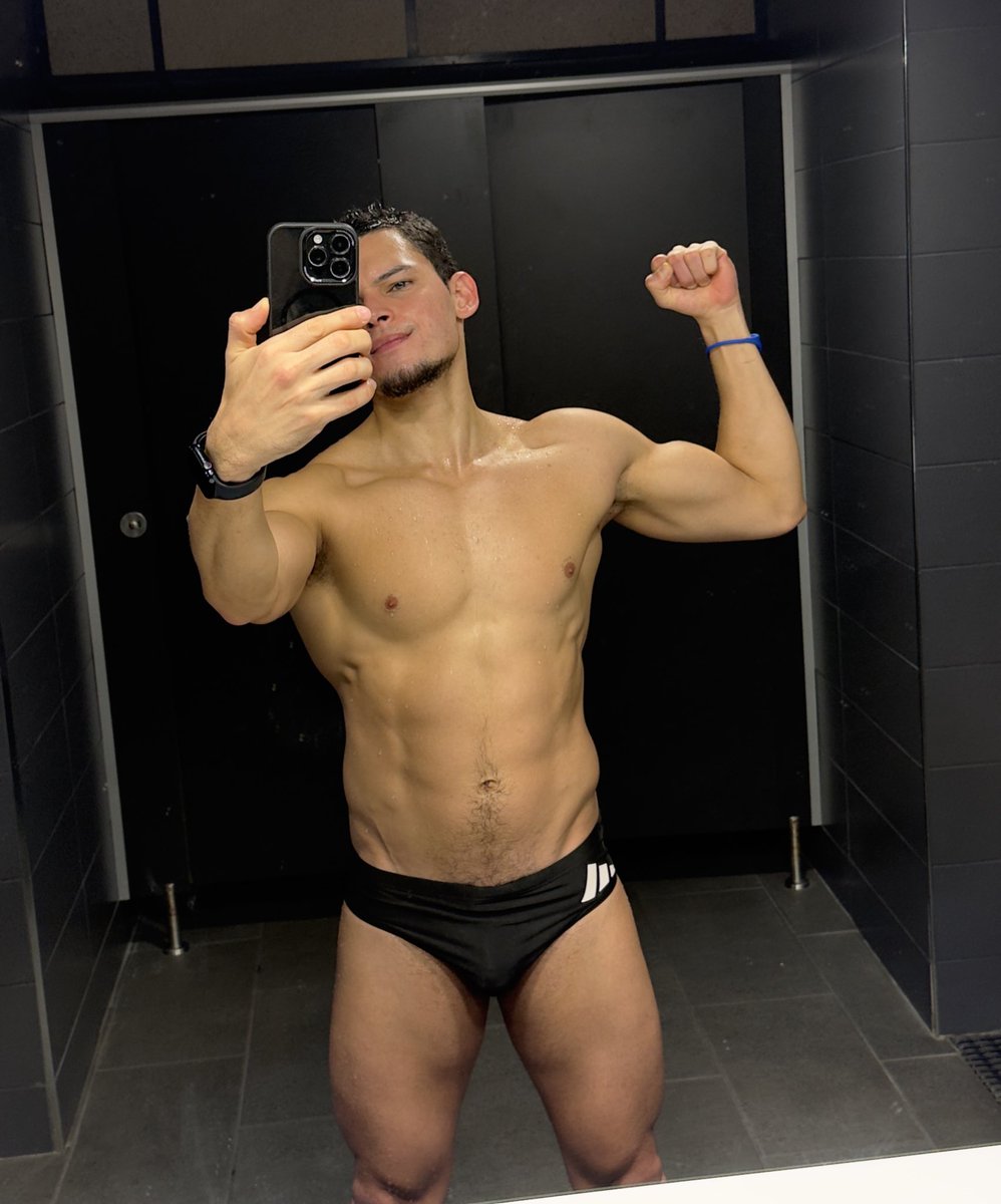 RomanoxKing's tweet photo. A nadar 🏊😈 https://t.co/pCo80mMysC