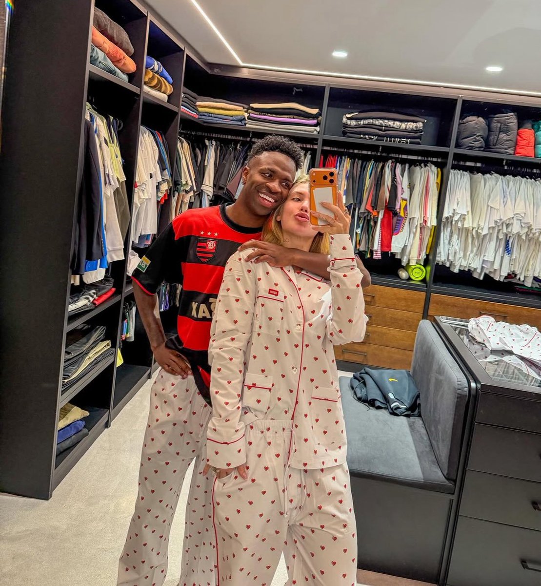 “SEMPRE FLAMENGO NÉ” 🥹

Até na hora de dormir com a amada, o Vinícius Júnior não esquece o time do coração! 😴❤️🖤

📸 Virgínia