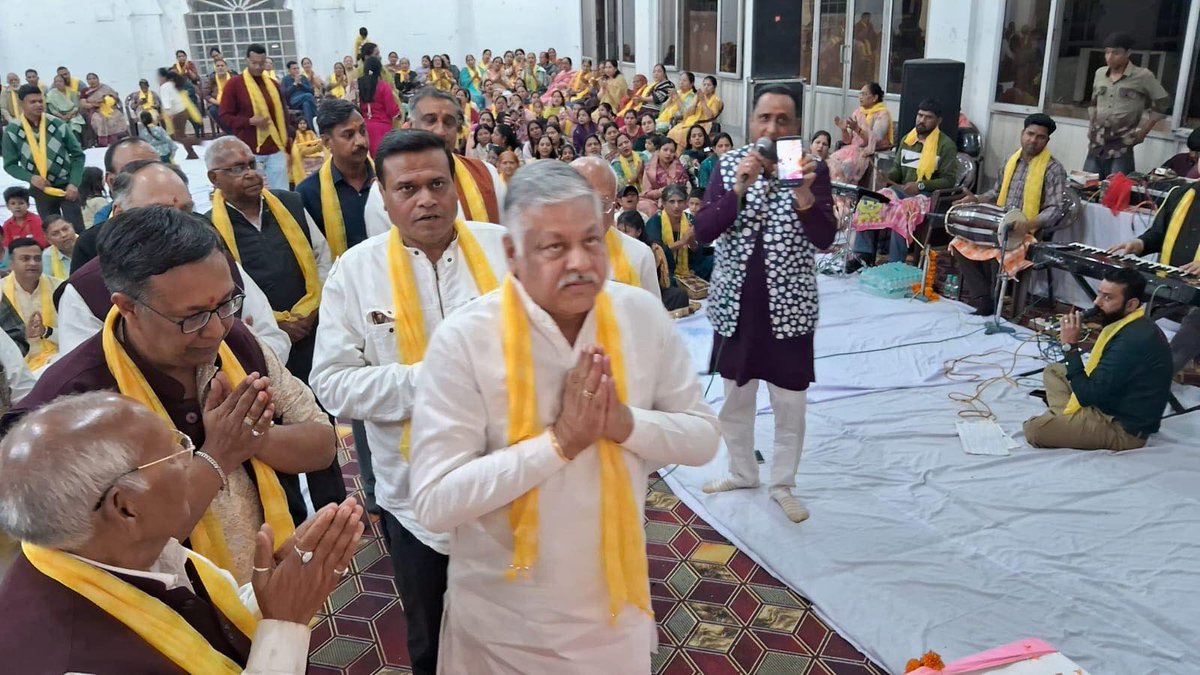 ashokbuwaniwala's tweet photo. अग्रवाल वैश्य समाज अंबाला द्वारा आयोजित भजन संध्या एवं फूल होली महोत्सव में सम्मिलित होकर क्षेत्रवासियों के साथ भक्ति और उत्साह से भरे इस पावन आयोजन का आनंद लिया।
 सभी को होली की शुभकामनाएं दीं। साथ में पवन अग्रवाल, विनोद सिगला,आयुष,राकेश व अन्य साथी  मौजूद रहे 

 #AmbalaCity https://t.co/UIKRVhOi0I