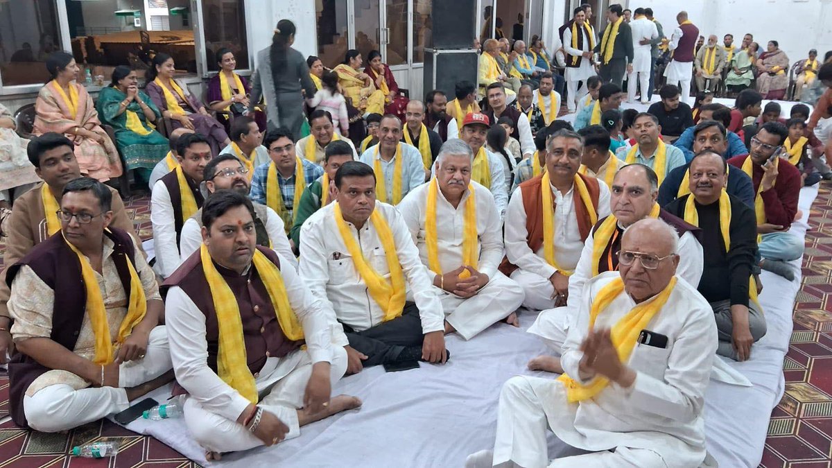 ashokbuwaniwala's tweet photo. अग्रवाल वैश्य समाज अंबाला द्वारा आयोजित भजन संध्या एवं फूल होली महोत्सव में सम्मिलित होकर क्षेत्रवासियों के साथ भक्ति और उत्साह से भरे इस पावन आयोजन का आनंद लिया।
 सभी को होली की शुभकामनाएं दीं। साथ में पवन अग्रवाल, विनोद सिगला,आयुष,राकेश व अन्य साथी  मौजूद रहे 

 #AmbalaCity https://t.co/UIKRVhOi0I