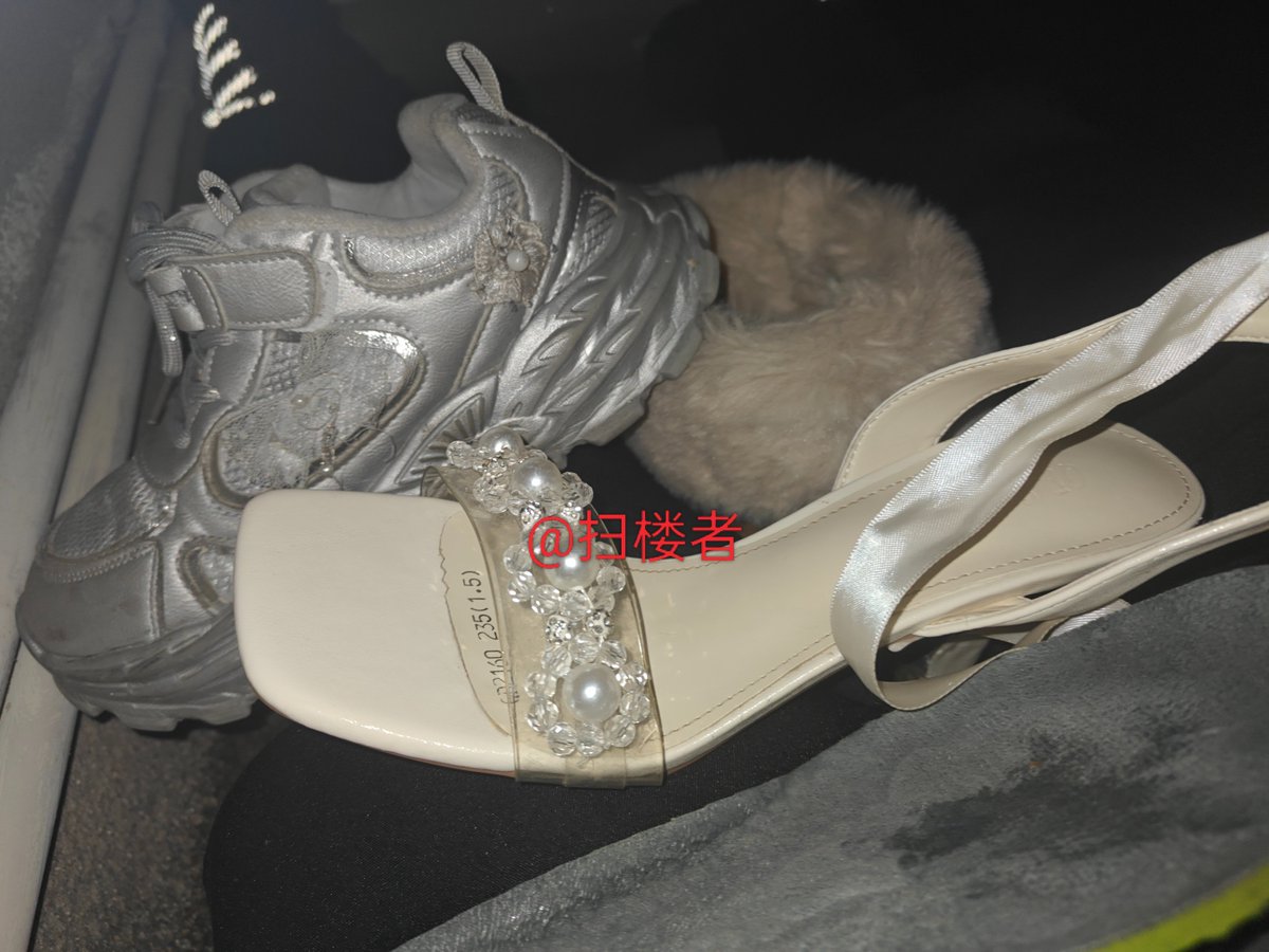 S4kIVCFQ2a50C6p's tweet photo. 今天还是母女花，蹲到了顶美小少妇出门，美到我都怀疑到底是姐妹花还是母女花 https://t.co/qx8JpnBnhm