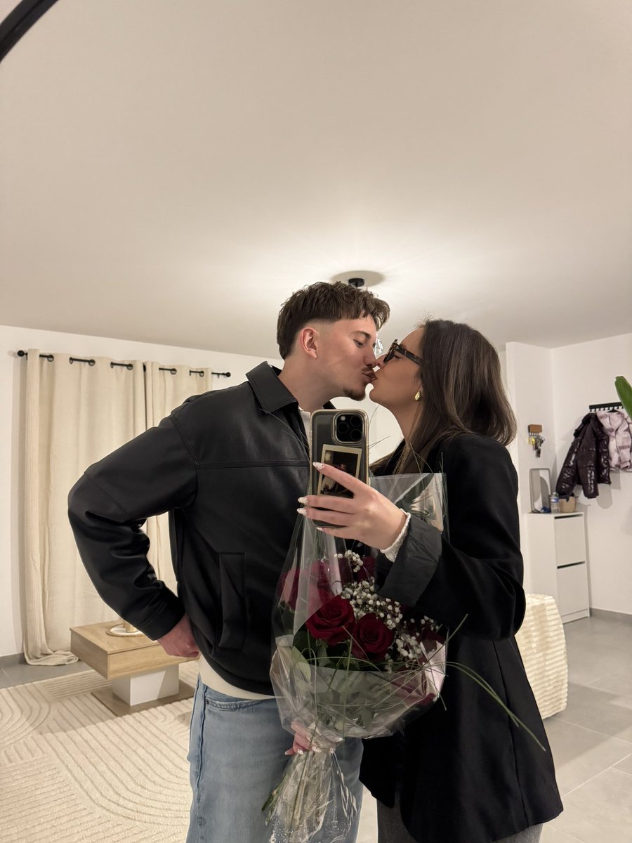 Liisouuneee's tweet photo. Mon bb qui m’emmène au restau et qui m’offre des fleurs 🥺❤️
Je vous souhaite vraiment un amour aussi sain et pur que le nôtre 🥺 https://t.co/81sVwVXCiu
