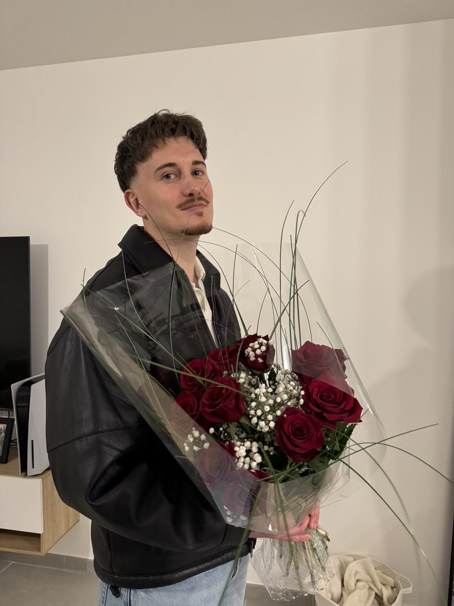 Liisouuneee's tweet photo. Mon bb qui m’emmène au restau et qui m’offre des fleurs 🥺❤️
Je vous souhaite vraiment un amour aussi sain et pur que le nôtre 🥺 https://t.co/81sVwVXCiu
