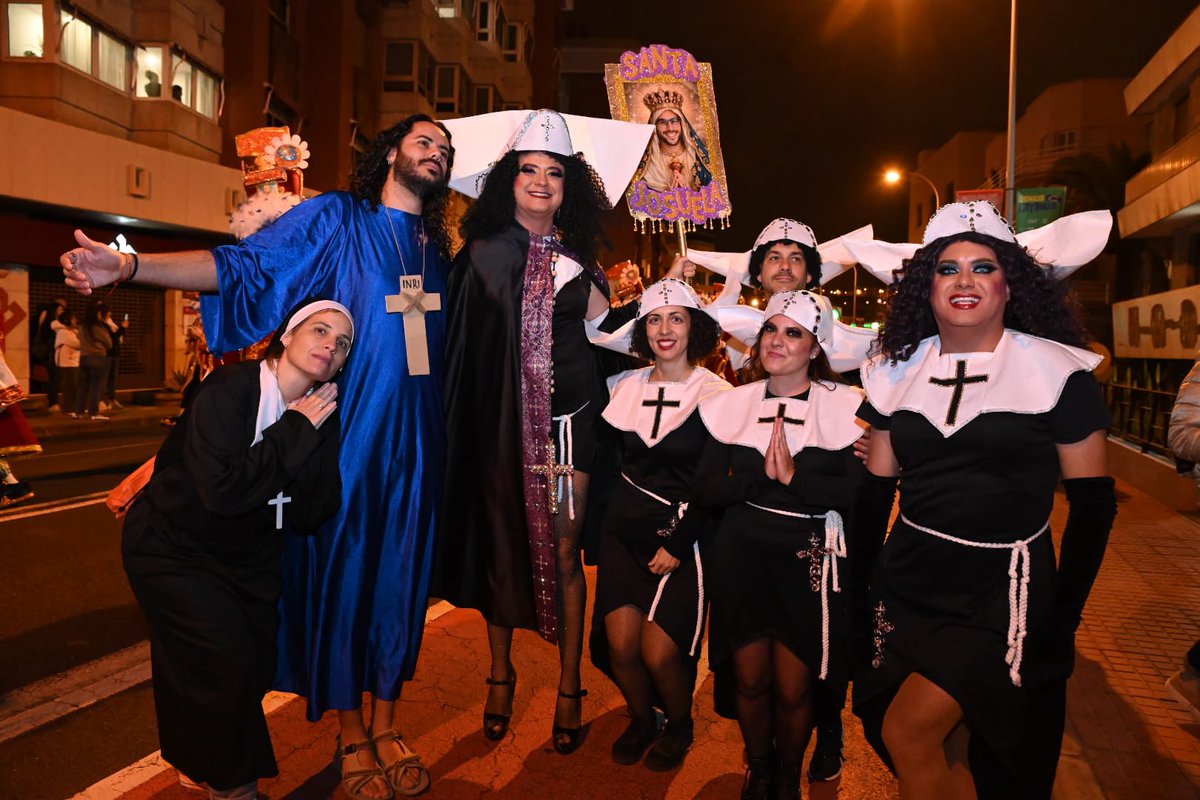 lpacarnaval's tweet photo. 🐟 «𝐄𝐍𝐓𝐈𝐄𝐑𝐑𝐎 𝐃𝐄 𝐋𝐀 𝐒𝐀𝐑𝐃𝐈𝐍𝐀»

Desoladas mascaritas, viudas y plañideras están de riguroso luto porque el Carnaval llega a su fin.

@aytolpgc https://t.co/CYvKxoBGMf