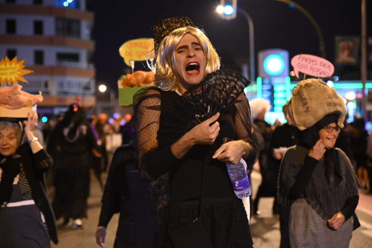 lpacarnaval's tweet photo. 🐟 «𝐄𝐍𝐓𝐈𝐄𝐑𝐑𝐎 𝐃𝐄 𝐋𝐀 𝐒𝐀𝐑𝐃𝐈𝐍𝐀»

Desoladas mascaritas, viudas y plañideras están de riguroso luto porque el Carnaval llega a su fin.

@aytolpgc https://t.co/CYvKxoBGMf