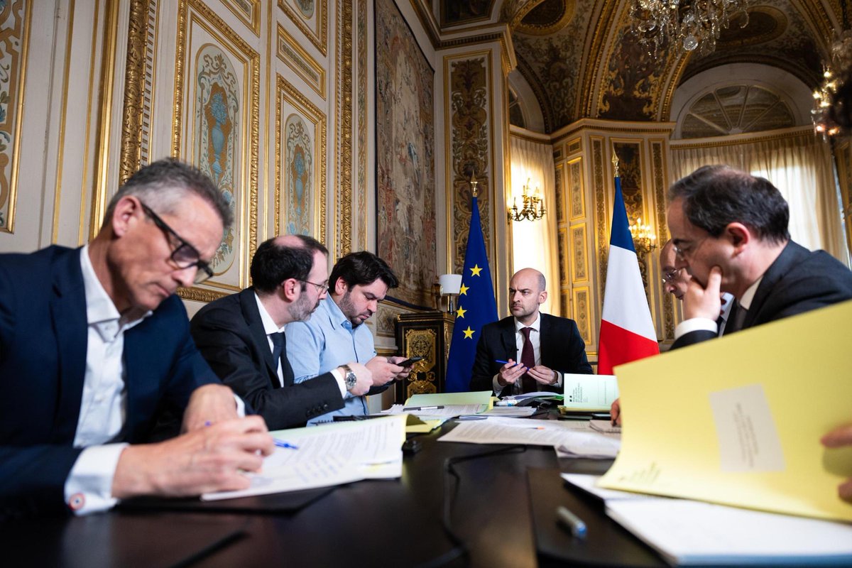 jnbarrot's tweet photo. Coordination avec les ministres des Affaires étrangères de l'Union européenne pour protéger nos ressortissants, défendre nos intérêts et affirmer notre solidarité avec les pays ciblés par des attaques injustifiées de l'Iran. https://t.co/Qi2y7jdaR6