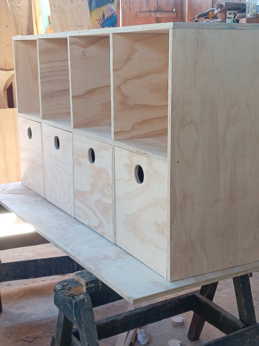 Hoy Domingo tempranito trabaje un ratito, mañana yo creo que ya estará terminado...
Especial para el orden y organización de habitaciones de los más pequeños