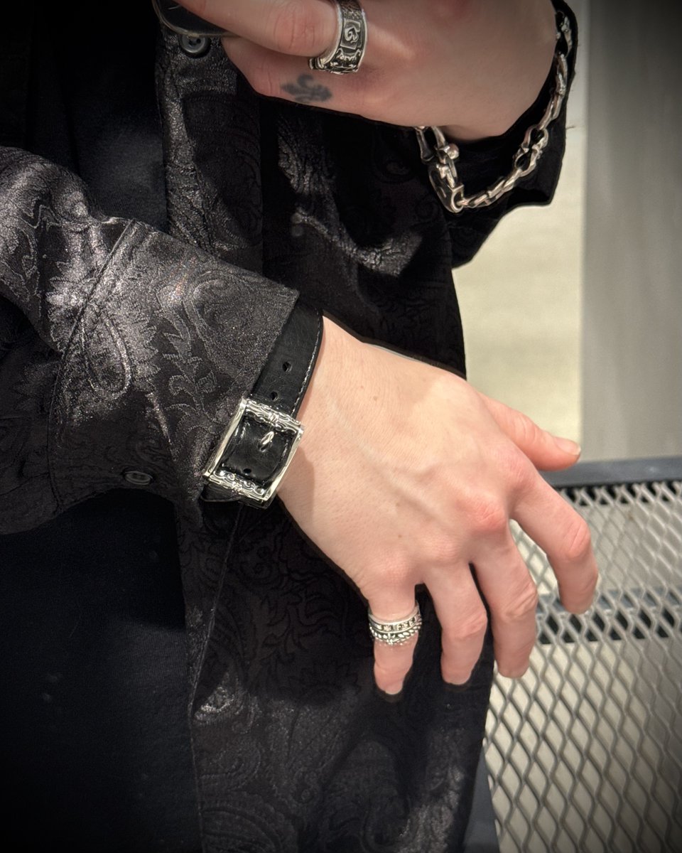 DEAL DESIGN NAGOYAです✠

「ダブルゲートバックルブレス」再入荷致しました！
バックルの重なり合うレイヤーが美しく、この季節にぴったりな大人っぽいデザインです

他にもマルチ3ドットブレスは現在3点在庫がありますのでぜひカスタムのご参考にご使用くださいませ。名古屋でお待ちしております！