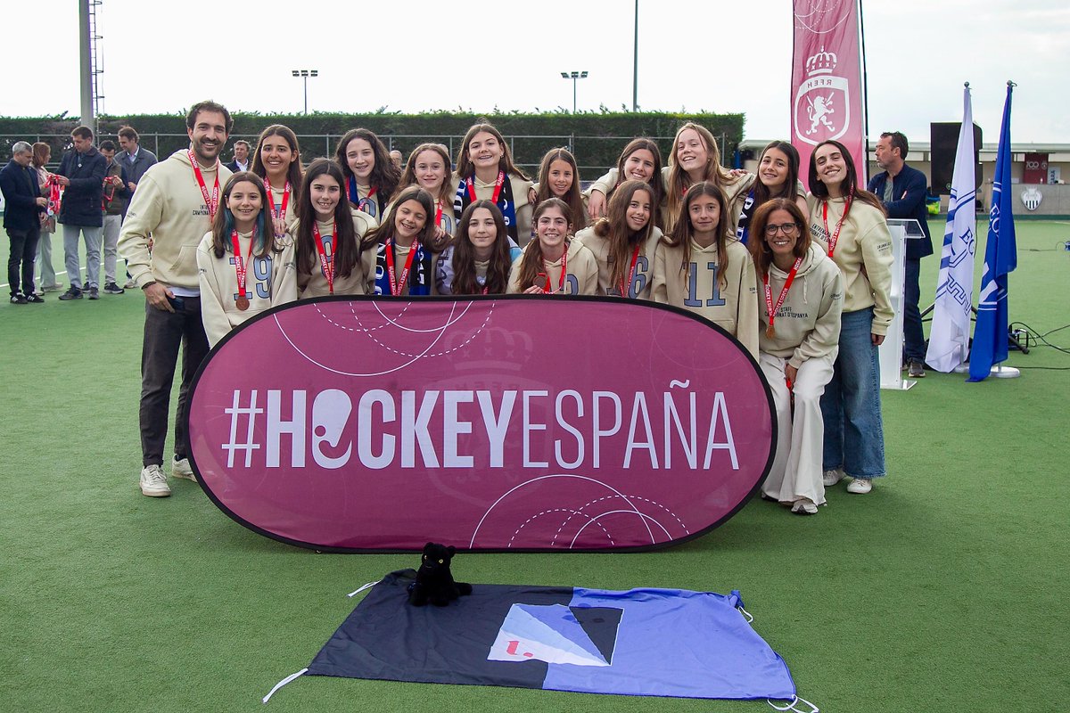 rfe_hockey's tweet photo. 🏆 CAMPEONAS DE ESPAÑA 🏆

El @clubegara se convierte en campeón de España en categoría Infantil delante de su afición.

🥇 Club Egara
🥈 Atlètic Terrassa
🥉 Junior FC

¡Enhorabuena!

📷 Rafa Martín

#HockeyEspaña https://t.co/xH4UZTt5ZB