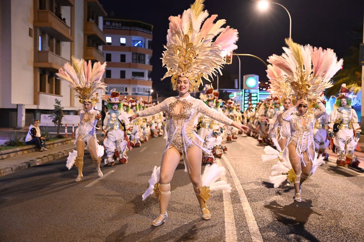 lpacarnaval's tweet photo. 🐟 «𝐄𝐍𝐓𝐈𝐄𝐑𝐑𝐎 𝐃𝐄 𝐋𝐀 𝐒𝐀𝐑𝐃𝐈𝐍𝐀»

Cortejo fúnebre. Los grupos de la fiesta y la corte del Carnaval de «Las Vegas» ponen rumbo hacia la playa de Las Canteras

@aytolpgc https://t.co/ndKSywt5Fz