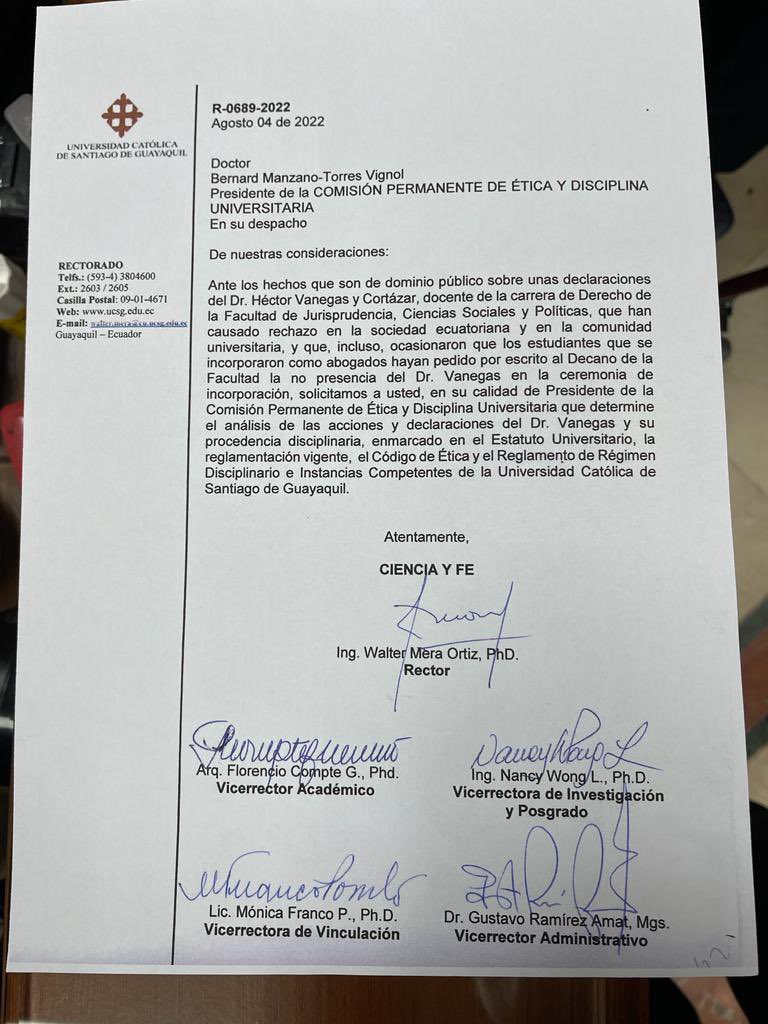 #ATENTO UNIVERSIDAD SANTIAGO DE GUAYAQUIL DESPIDIÓ AL NARCO ABOGADO MASON HÉCTOR VANEGAS.

En el 2022 los estudiantes de la Universidad pidieron que el Decano Hect Vanegas no asista al evento de graduación por el rechazo que le tiene la sociedad ecuatoriana.