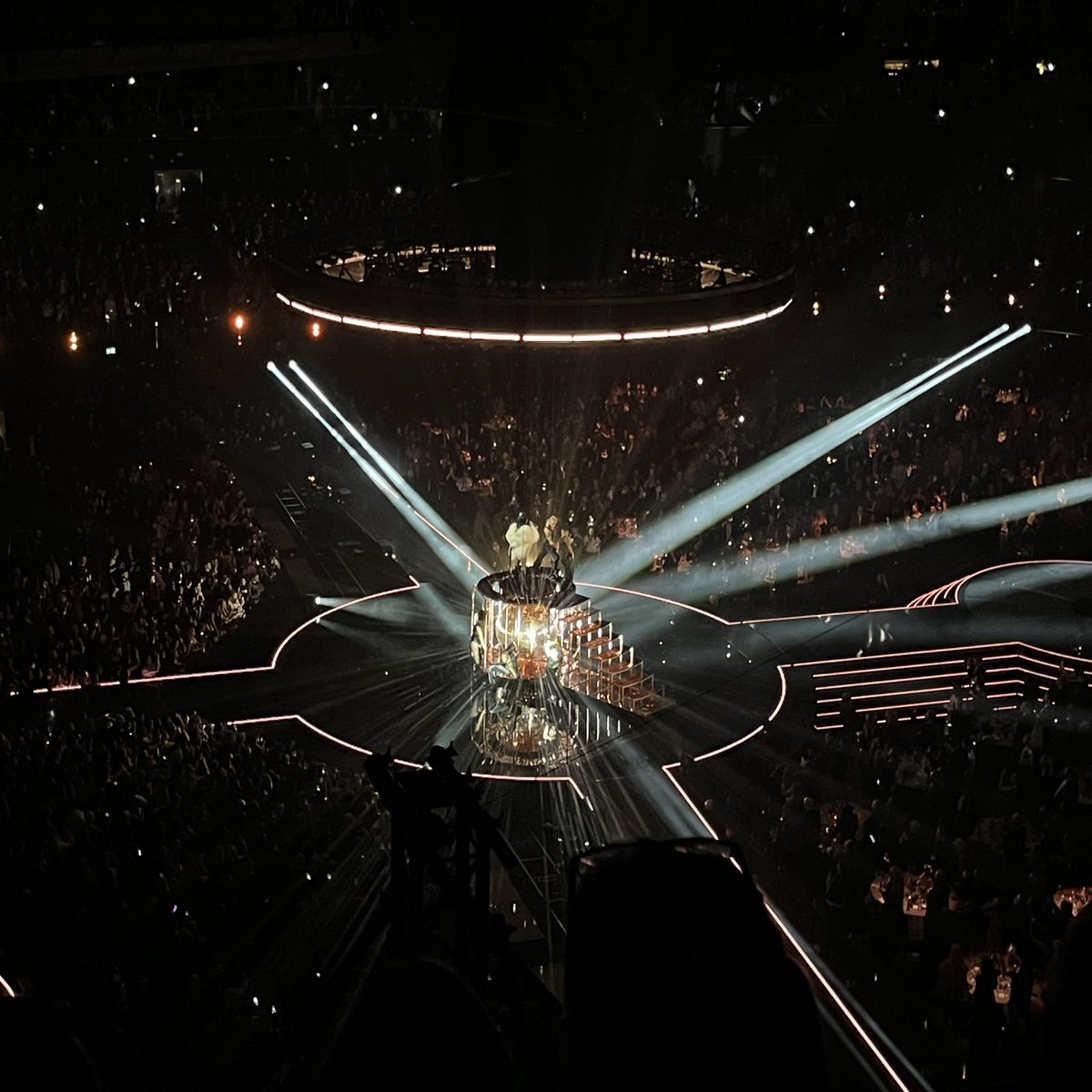 cosmiicblue's tweet photo. went on a solo mission to the brits last night ✨ https://t.co/eFDDUxAQhI