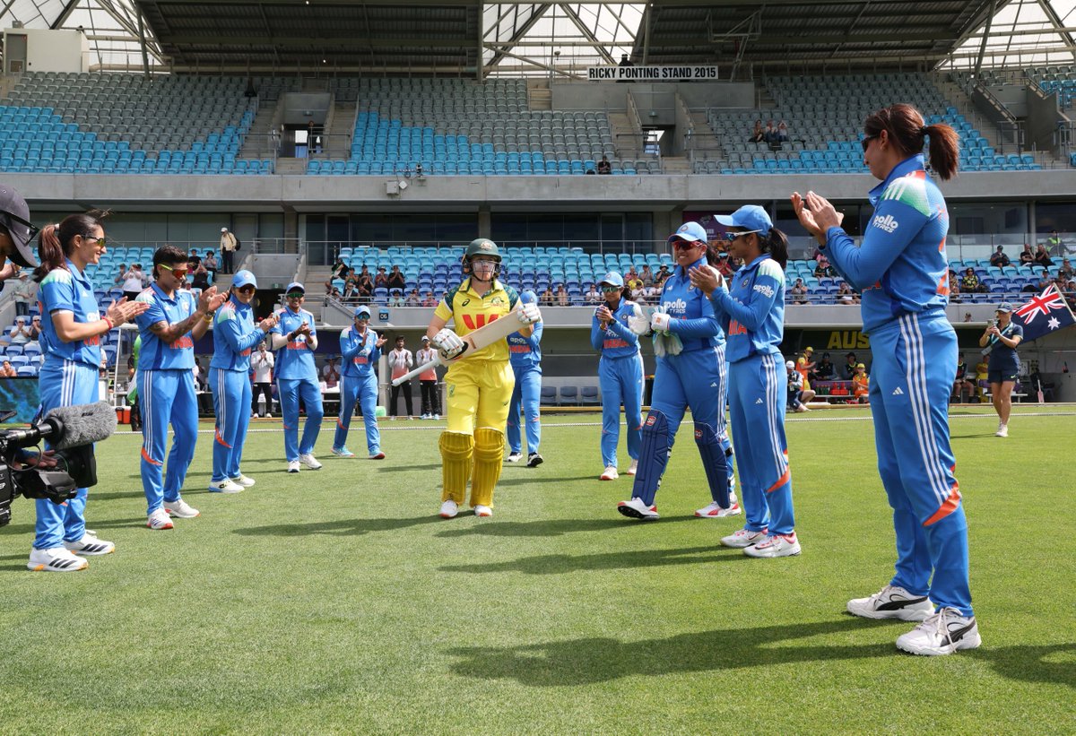 thecrichub_live's tweet photo. Earlier in the day, the #IndiaW team did a guard of honour for #AustraliaW's Alyssa Healy, who played her last #ODI match.

She played her last #Test for #Australia in 2025 and last #T20I in 2024.

#Cricket #AUSvsIND #INDWvsAUSW #India | @cricketcomau | Photos: @BCCIWomen https://t.co/JhCX3vzrS5