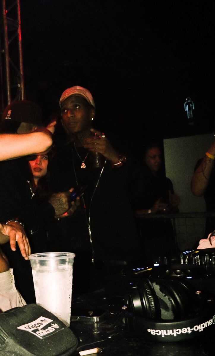 gente eu sou muito linda ne qq isso kkk se alguém olha assim pra mim eu desmaio