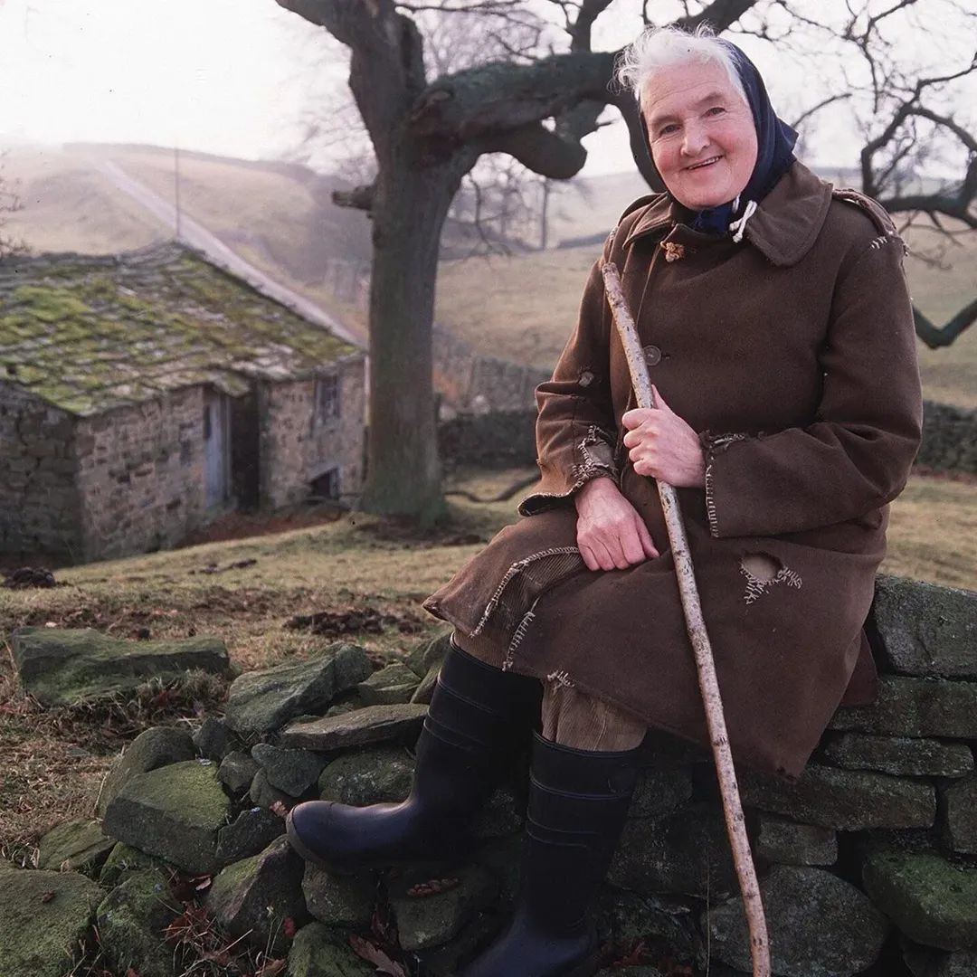 histories_arch's tweet photo. In a worn-down stone farmhouse tucked high in the Yorkshire Dales—where winter winds slipped through every gap and snow could swallow the fields for weeks—Hannah Hauxwell would get up before daylight and walk straight into the cold, on her own. No central heating. No fancy equipment. And she didn’t make a show of it.

Born in 1926, Hannah took over Low Birk Hatt Farm after her parents died. Plenty of people would’ve left, especially as the years went on and hill farming started to fall apart. By the late 1960s, the money just wasn’t there anymore. Neighbors sold their land. Younger generations headed for the cities. Hannah stayed.

Life was relentless. She carried water by hand, fought through brutal winters to look after her cattle, and lived without electricity for years. She earned so little that at one point she was getting by on only a few pounds a week. But walking away from the farm—the place that had made her who she was—never felt like an option.

Then, in 1972, a TV documentary brought her story into living rooms across Britain. People tuned in expecting something grim. What they saw instead was a kind of quiet toughness. Hannah’s face—weathered, steady, completely unsentimental—came to represent a kind of rural endurance many thought had disappeared. She didn’t romanticize hard living, and she didn’t ask anyone to feel sorry for her. She just got on with it. When someone asked if she felt lonely, she didn’t dodge the question: sometimes, yes. But self-pity was never the point.

Later on, she did allow her life to change. She sold the farm and moved somewhere more comfortable. Still, what people remembered wasn’t tragedy—it was her strength, the kind that doesn’t need applause.

In a world sprinting toward ease and convenience, Hannah Hauxwell stood for something older and rarer: self-reliance, restraint, and a deep loyalty to a place and a way of life.

© Colorized History

#archaeohistories
