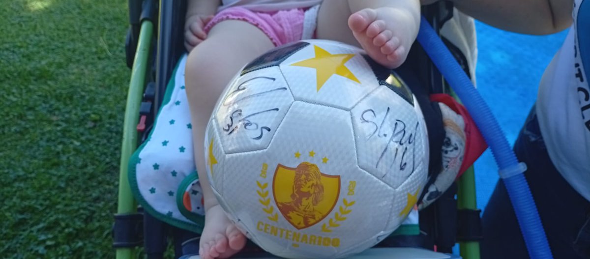 vicka_quezada's tweet photo. Quieres ganarte esta pelota autografiada por los historicos y además ayudar a una pequeña a volver a casa? Síguenos en IG @josefinayelplanetaame Compra en su rifa a beneficio y estarás participando x este y otros premios! #VamosColoColo https://t.co/YuUtb9p3Ic