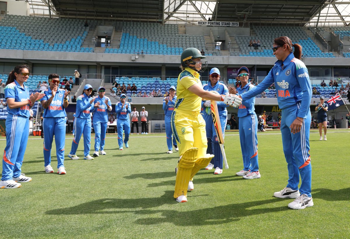 thecrichub_live's tweet photo. Earlier in the day, the #IndiaW team did a guard of honour for #AustraliaW's Alyssa Healy, who played her last #ODI match.

She played her last #Test for #Australia in 2025 and last #T20I in 2024.

#Cricket #AUSvsIND #INDWvsAUSW #India | @cricketcomau | Photos: @BCCIWomen https://t.co/JhCX3vzrS5