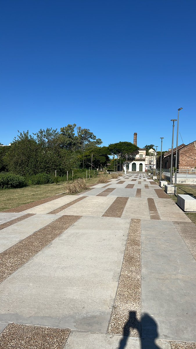PepeGrasso's tweet photo. Flamante plaza inaugurada hace poco en Salto, pero no se puede con la mugre del carnaval, o de su gente. De cultura nada 🤬… @id_salto https://t.co/9CnvY3bBH0