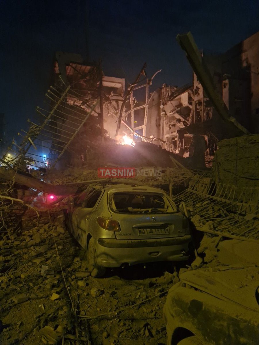 RatedInsights's tweet image. The city trembled with massive explosions.. even the shelters were not spared, items fell from the intensity of the shaking, and the city appears in the heart of a terrifying chaos!

#Gulf  #isreal #skylight #Tehran #Dubai #TelAviv #Iran #kuwait #USA #Bahrain #WorldWar3