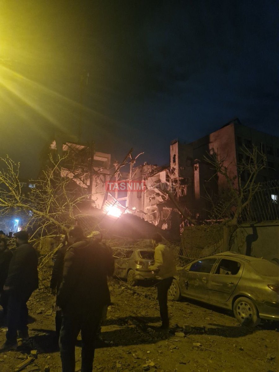 RatedInsights's tweet image. The city trembled with massive explosions.. even the shelters were not spared, items fell from the intensity of the shaking, and the city appears in the heart of a terrifying chaos!

#Gulf  #isreal #skylight #Tehran #Dubai #TelAviv #Iran #kuwait #USA #Bahrain #WorldWar3