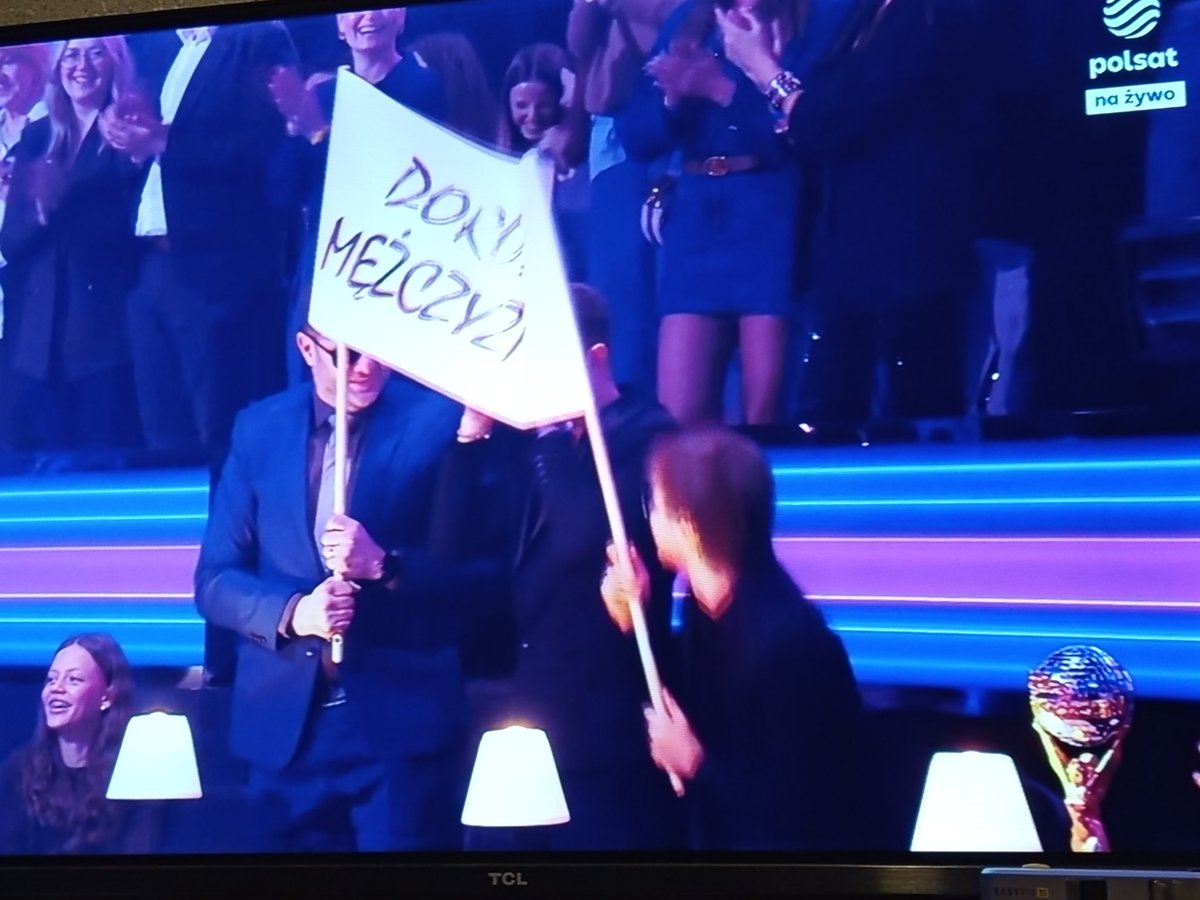 justOliviajust's tweet photo. ZŁOTO. TO SIĘ NAZYWA RODZINKA!
#tanieczgwiazdami https://t.co/t9jWsjAsjN