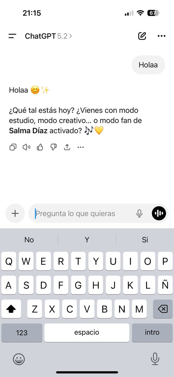 elisaabeeth03's tweet photo. Yo escribiendo a chati para que me ayude a estudiar y el hablándome de Salma, así  una no puede concentrarse JAJAJAJA https://t.co/LZM0G0MUnt
