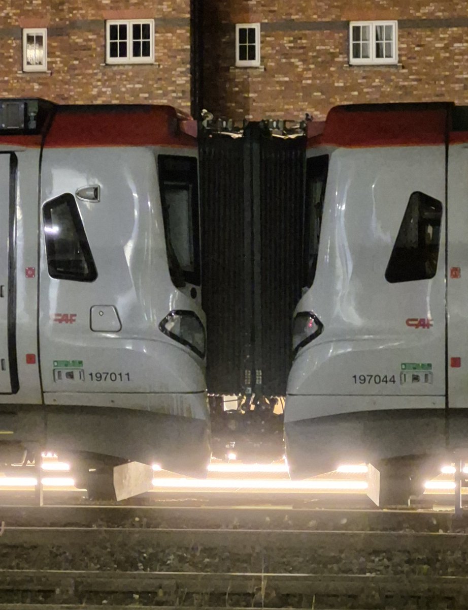 Westfield113594's tweet image. Snoggin' stormtroopers! 197 011 and 197 044 getting up close at Chester Railway Station on 16th February 2026, my pic
#class197 #chesterrailwaystation #tfw #ukrailwaystuff #trains