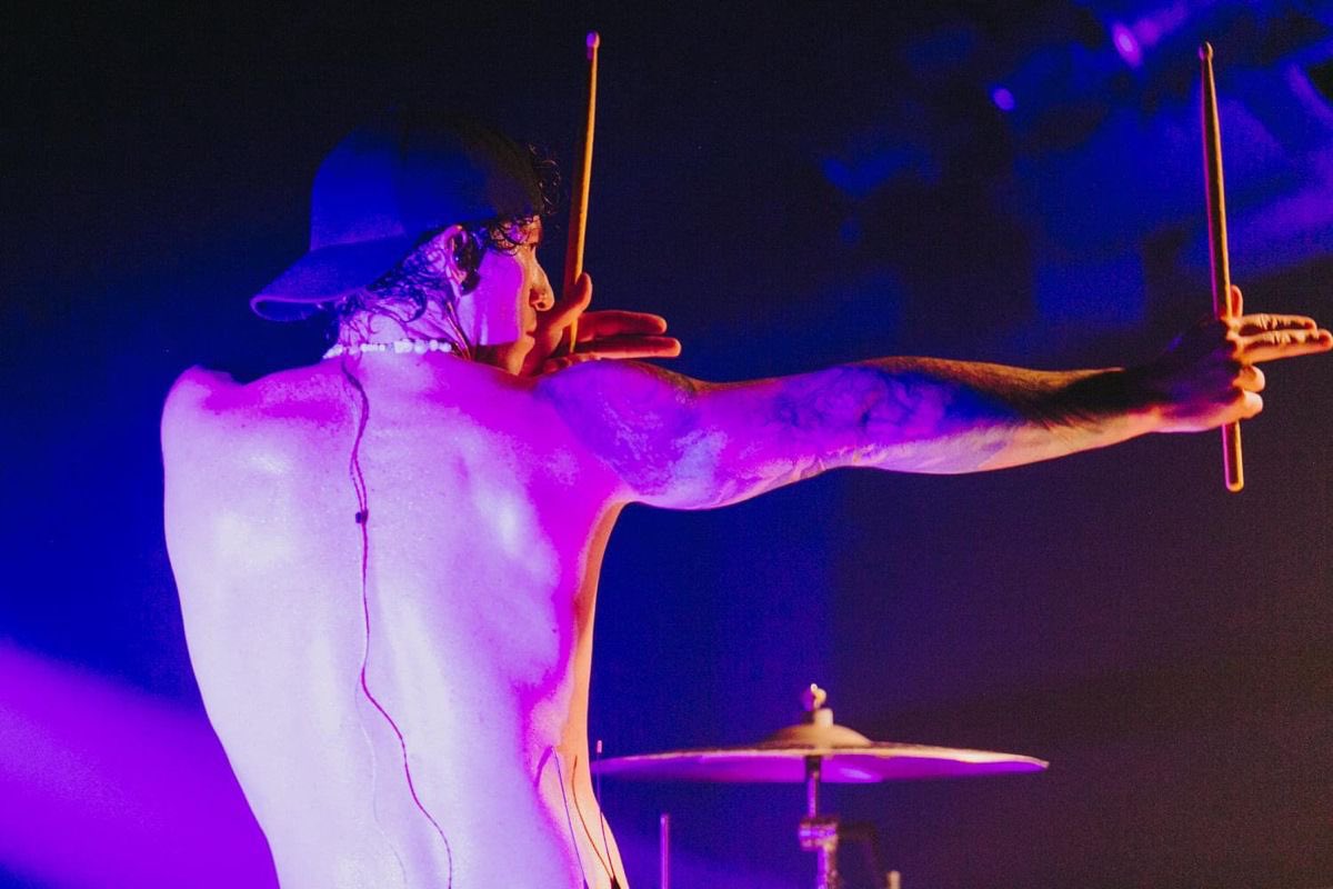 .icy |-/ tweet media